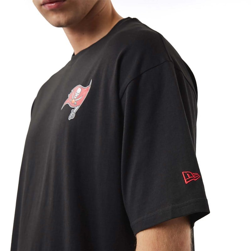 Black New Era Tampa Bay Buccaneers NFL Logo Oversized T-Shirt | LKMU76524