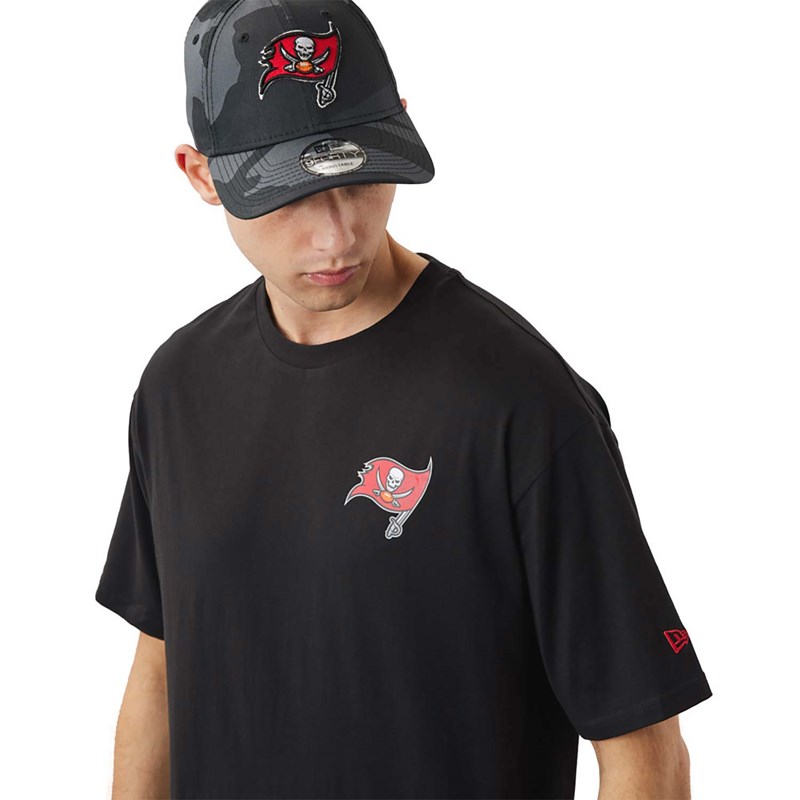 Black New Era Tampa Bay Buccaneers NFL Logo Oversized T-Shirt | LKMU76524