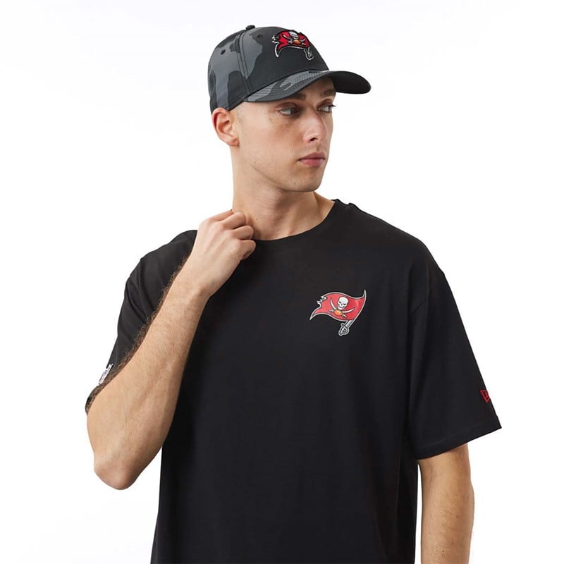 Black New Era Tampa Bay Buccaneers NFL Logo Oversized T-Shirt | LKMU76524