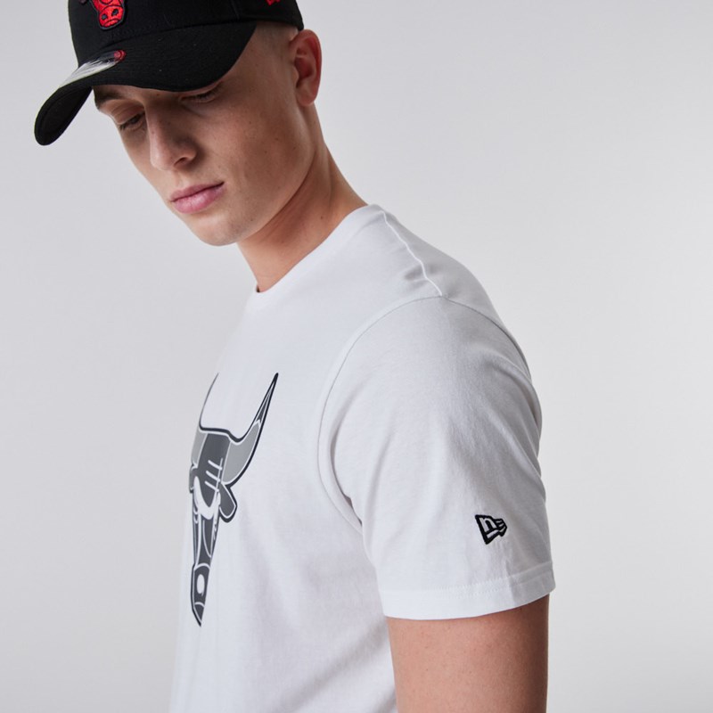 White New Era Chicago Bulls NBA Outline Logo T-Shirt | EOZD60891